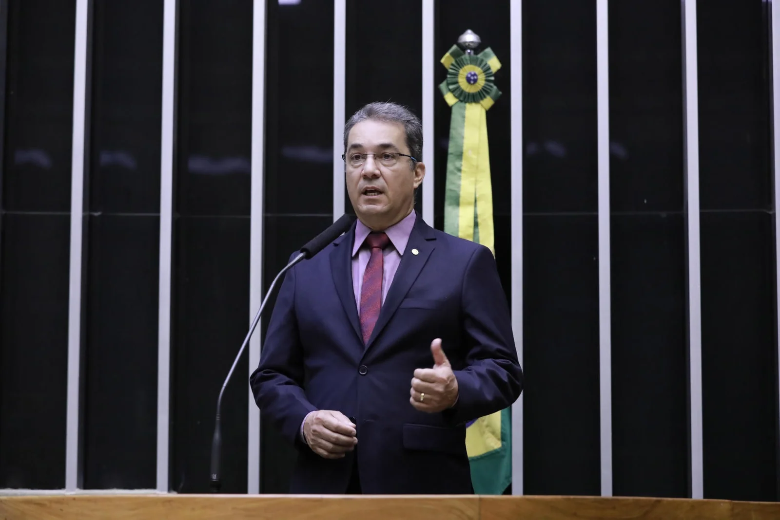Ted Conti discursando na tribuna da Câmara